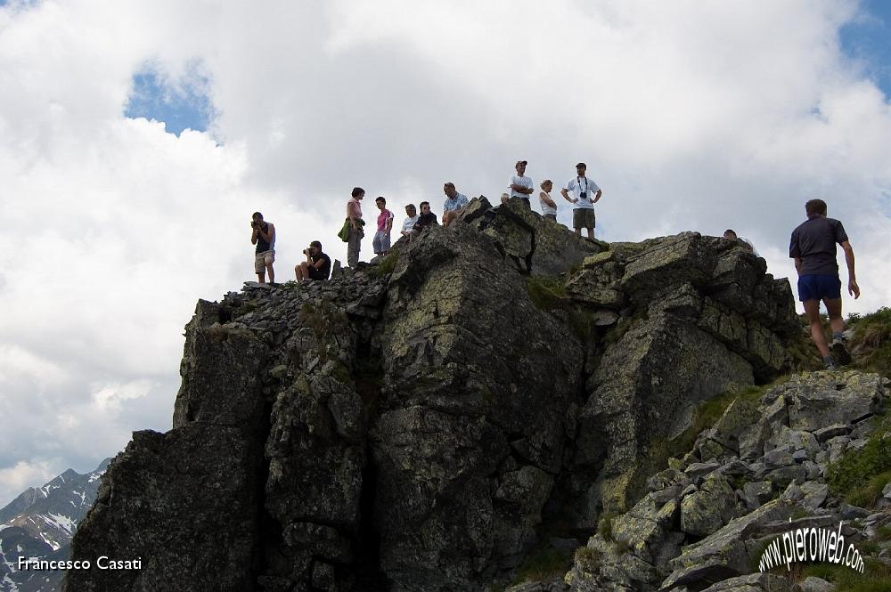 009 La cima del Valletto è affollata.jpg